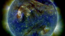 Imagem do Sol em múltiplos comprimentos de onda mostrando uma ejeção de massa coronal (foto de arquivo da Nasa)