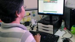 Profissional de saúde consulta o Sistema Nacional de Transplantes em um computador