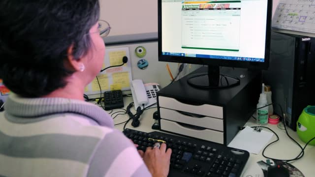 Profissional de saúde consulta o Sistema Nacional de Transplantes em um computador
