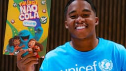 Endrick sorri vestindo camisa da Unicef, da qual é embaixador (foto de arquivo)