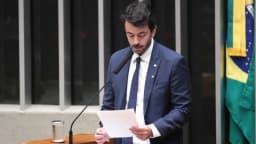 Deputado federal Pinheirinho discursa na tribuna da Câmara (foto de arquivo)