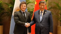 Presidente da Argentina Javier Milei aperta a mão do presidente da China Xi Jinping durante encontro oficial