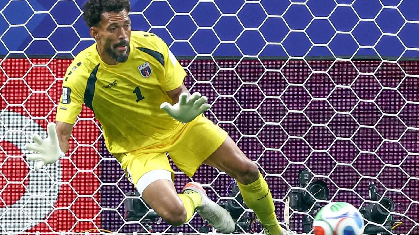 O goleiro Vozinha, de Cabo Verde, faz uma defesa durante partida