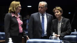 Senadora Tereza Cristina conversa com colegas no plenário do Senado