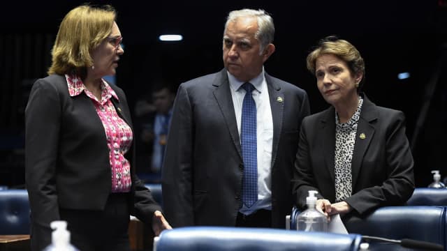 Senadora Tereza Cristina conversa com colegas no plenário do Senado