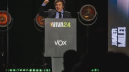 O presidente argentino Javier Milei discursa com o punho erguido em evento político
