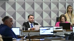Senador Flávio Bolsonaro durante sessão de comissão no Senado Federal