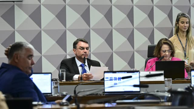 Senador Flávio Bolsonaro durante sessão de comissão no Senado Federal