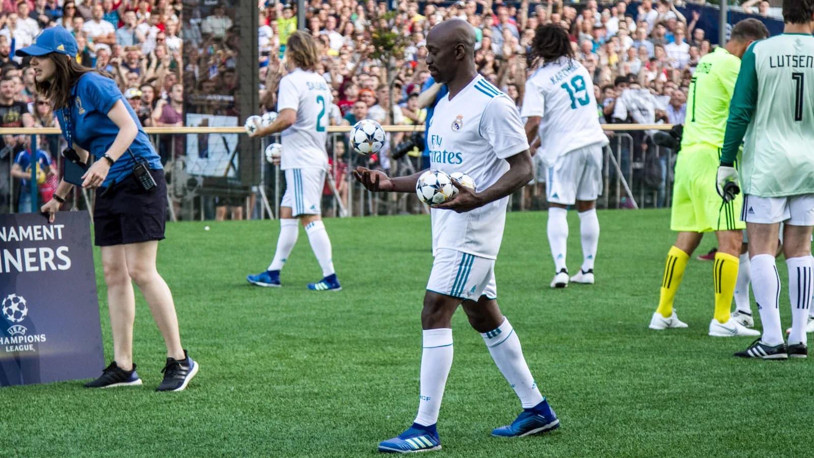 Michel Salgado, com a camisa nº 2 do Real Madrid, em jogo de lendas do clube em Kiev