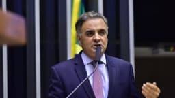 O ex-senador Aécio Neves discursa em plenário durante sessão no Congresso