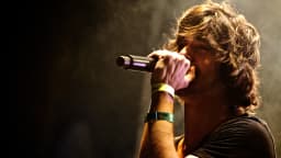 Fiuk canta ao microfone em show da banda Hori, em apresentação de arquivo de 2009