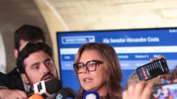 A senadora Leila Barros fala com jornalistas em coletiva no Senado