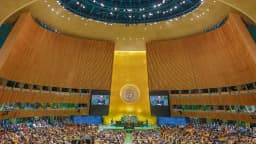 Plenário da Assembleia Geral da ONU em Nova York durante discurso de abertura, com telões mostrando o orador