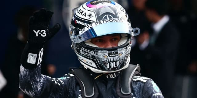 Andrea Kimi Antonelli, piloto da Mercedes, acena de capacete após sessão de Fórmula 1