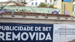 Faixa de fiscalização informa remoção de publicidade de bet em muro de rua