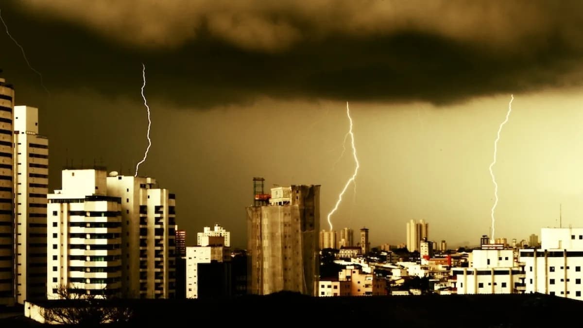 Raios em tempestade sobre skyline de cidade brasileira