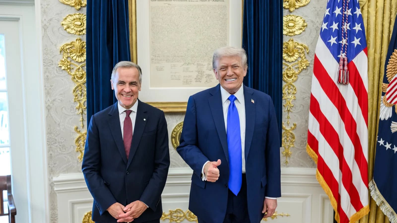 Mark Carney e Donald Trump lado a lado na Casa Branca, em foto de arquivo de outubro de 2025
