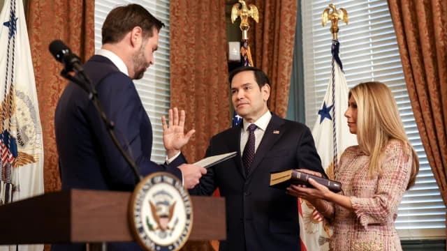 O vice-presidente dos EUA, JD Vance, empossa Marco Rubio como secretário de Estado, em cerimônia na Casa Branca