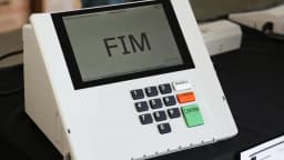 Urna eletrônica exibindo a tela "FIM" ao encerrar uma votação