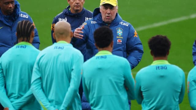 O técnico Carlo Ancelotti conversa com jogadores da Seleção Brasileira durante treino