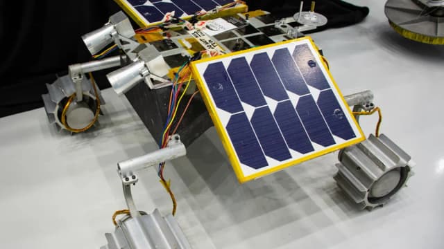 Protótipo de rover lunar com painéis solares em laboratório da Nasa