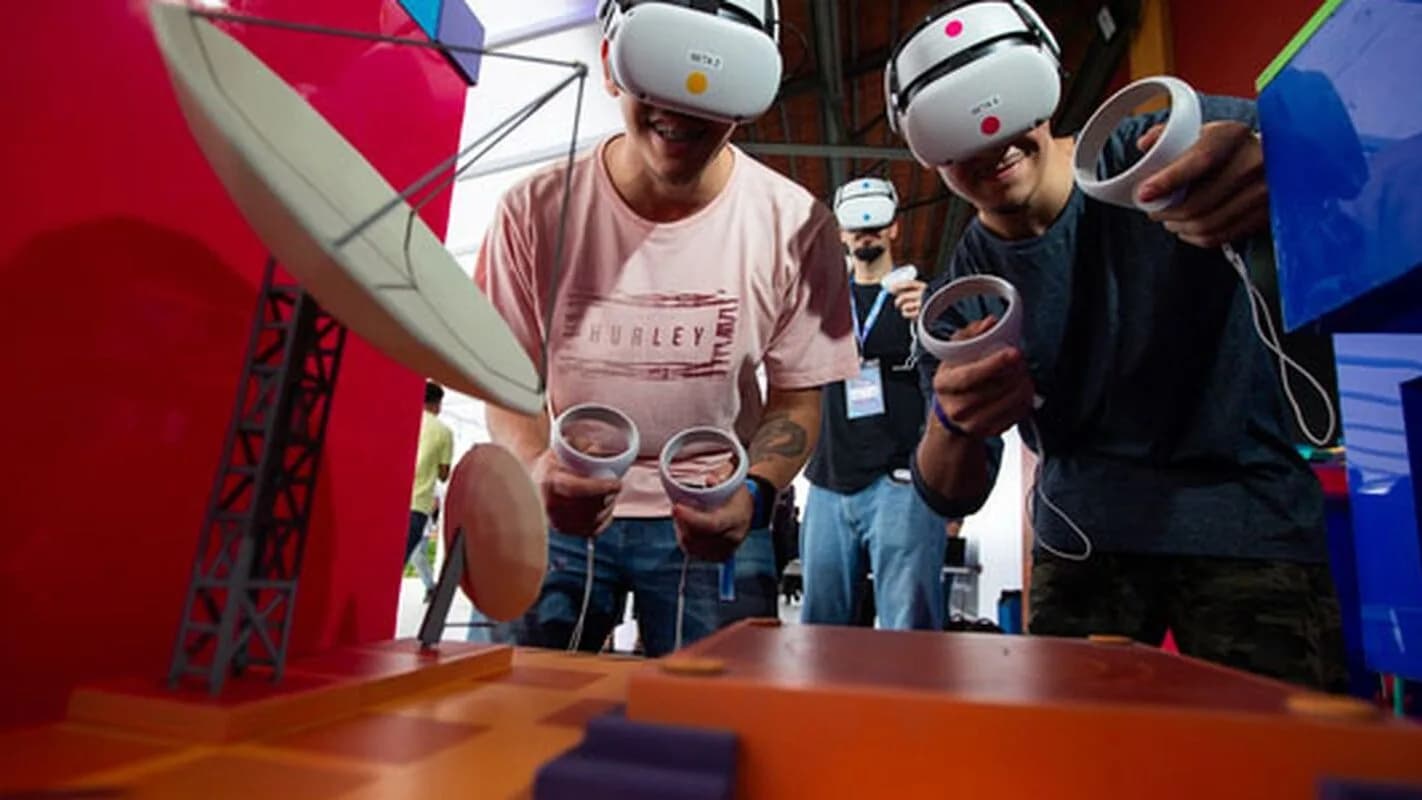 Participantes testam óculos de realidade virtual em conferência de inovação e tecnologia