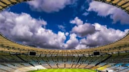 Vista interna do estádio do Maracanã, no Rio de Janeiro, com o gramado e a arquibancada