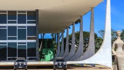 Fachada do Supremo Tribunal Federal, em Brasília, com a estátua da Justiça