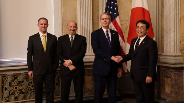 Scott Bessent posa em reunião oficial ao lado de autoridades dos Estados Unidos e do Japão.