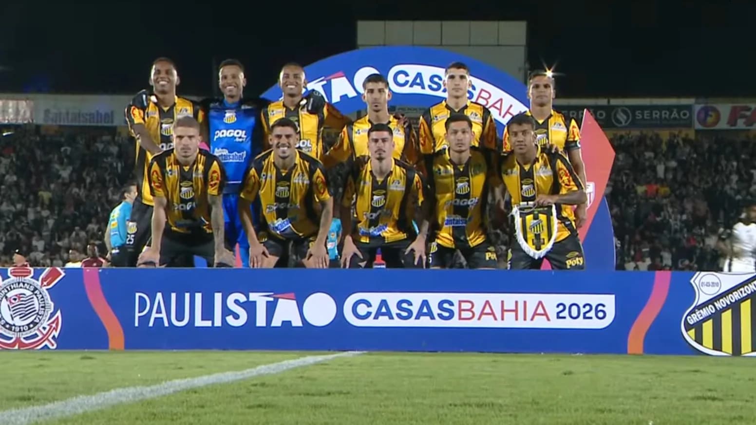 Elenco do Novorizontino perfilado antes de partida do Campeonato Paulista de 2026