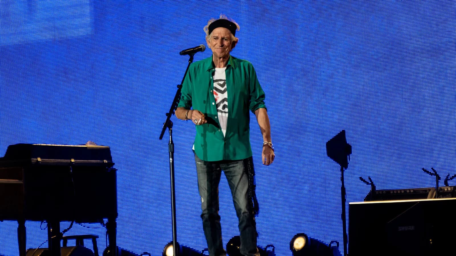 O músico Keith Richards, dos Rolling Stones, se apresenta ao microfone em show (foto de arquivo)