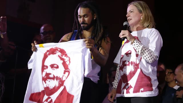 Apoiadores em ato de campanha de Lula seguram camiseta estampada com o rosto do candidato (foto de arquivo)
