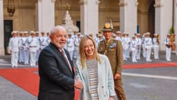 Lula e a premiê da Itália, Giorgia Meloni, se cumprimentam em encontro anterior