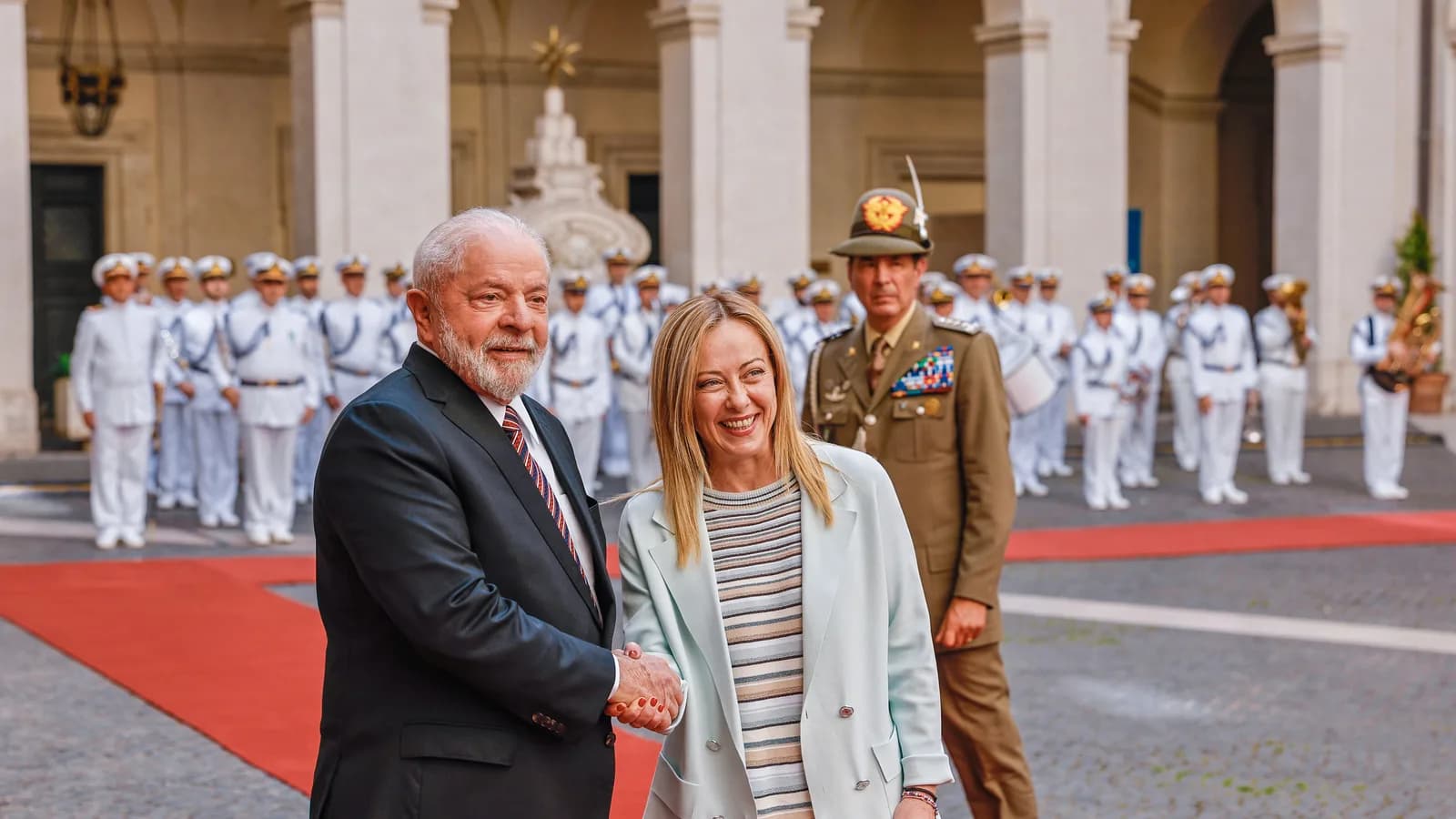 Lula e a premiê da Itália, Giorgia Meloni, se cumprimentam em encontro anterior