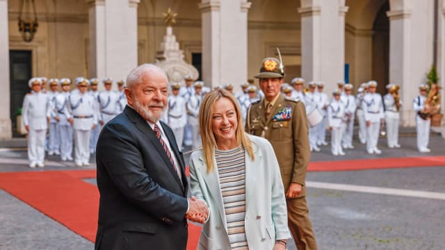 Lula e a premiê da Itália, Giorgia Meloni, se cumprimentam em encontro anterior
