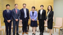 Dario Amodei posa ao lado da primeira-ministra do Japão, Sanae Takaichi, e outras autoridades