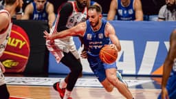 Jogadores de basquete do NBB disputam a bola em quadra