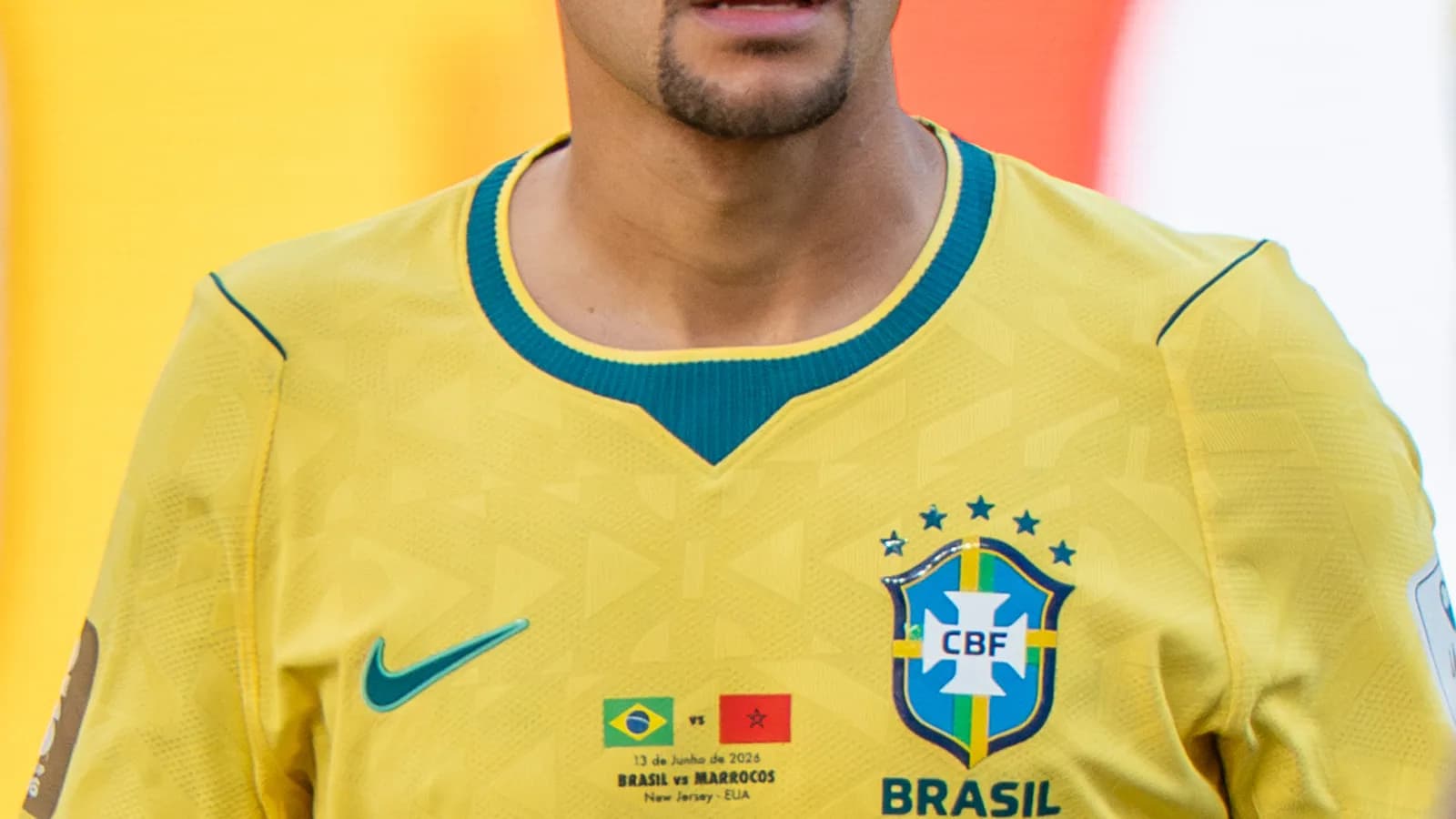 Bruno Guimarães em campo com a camisa número 8 da Seleção Brasileira