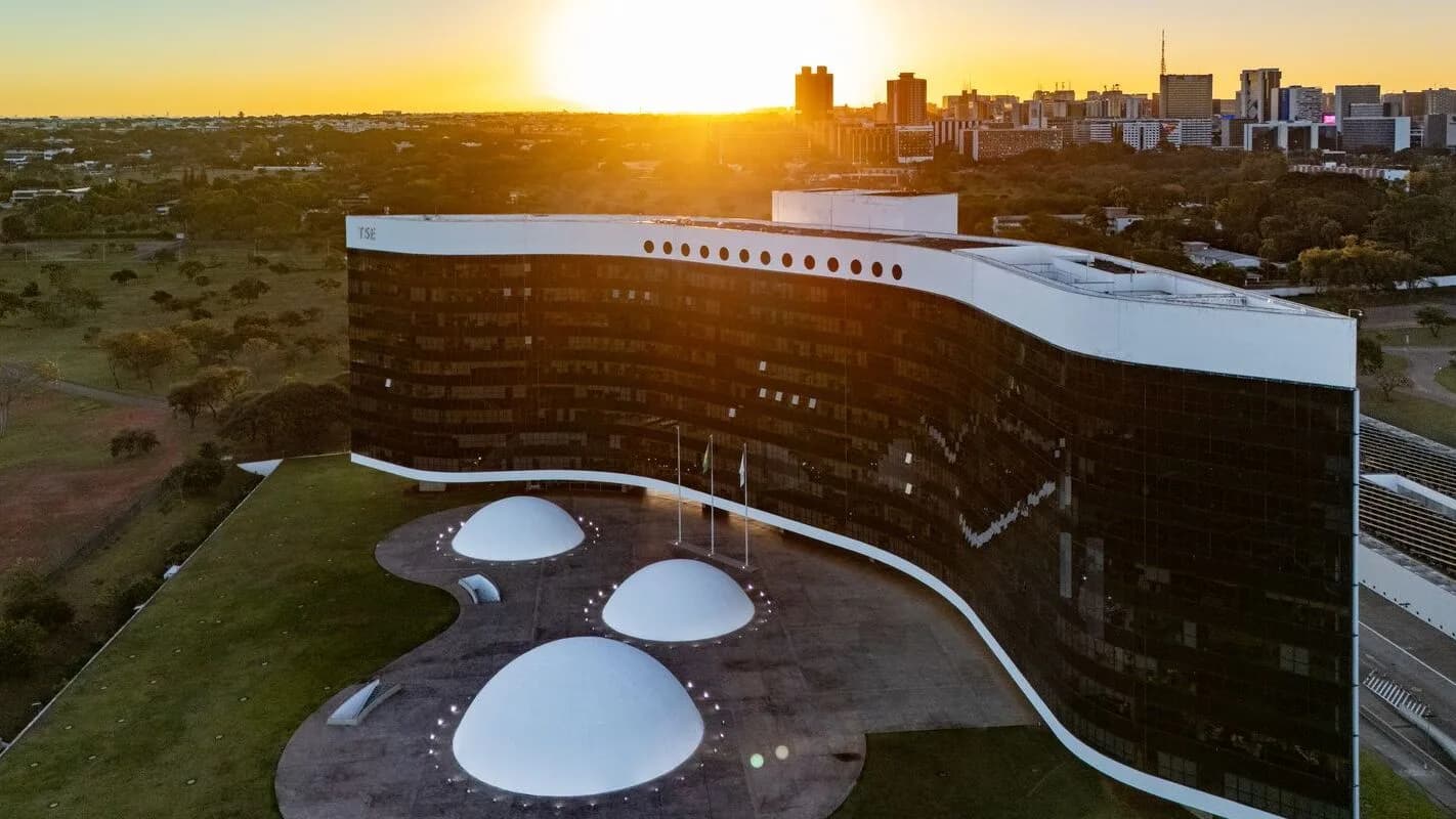 Sede do Tribunal Superior Eleitoral (TSE) em Brasília ao entardecer
