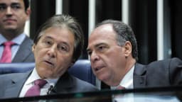 Senadores conversam durante sessão no plenário do Senado Federal