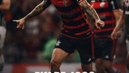 Jogador do Flamengo comemora gol durante partida do Brasileirão