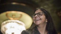 Delcy Rodríguez, presidente interina da Venezuela, sorrindo em evento público