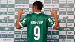 Vitor Roque, atacante do Palmeiras, durante apresentação como reforço do clube, vestindo a camisa 9 com o nome nas costas