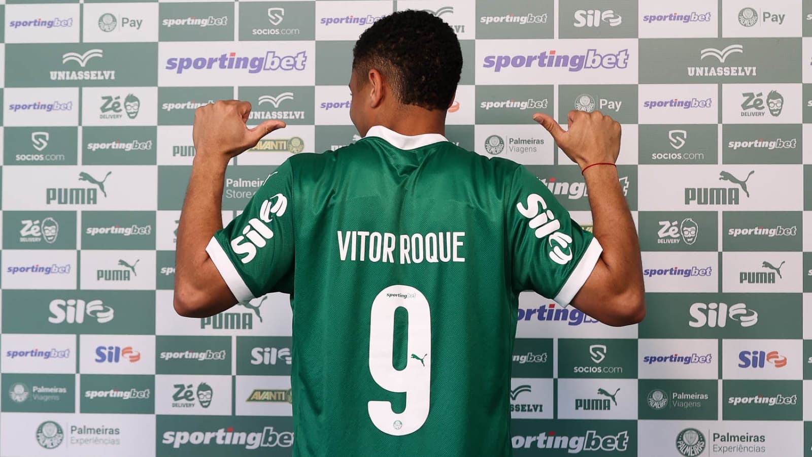 Vitor Roque, atacante do Palmeiras, durante apresentação como reforço do clube, vestindo a camisa 9 com o nome nas costas