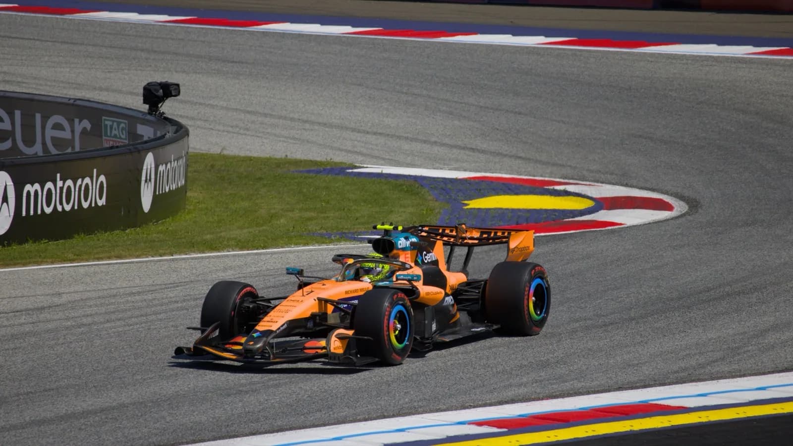 Lando Norris pilotando a McLaren, foto de arquivo