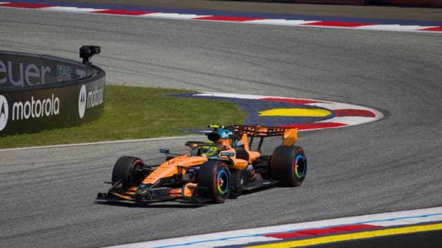 Lando Norris pilotando a McLaren, foto de arquivo