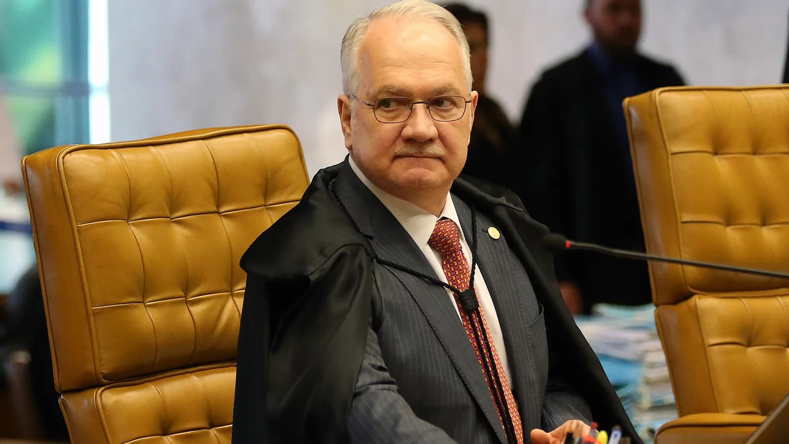 Ministro Edson Fachin, de toga, presidindo sessão no STF