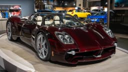 Pagani Utopia Roadster vinho exposto em salão do automóvel