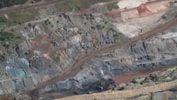 Vista aérea da mina de minério de ferro da Vale em Itabira (MG), com maquinário de mineração em operação