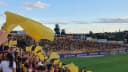 Torcida do Paysandu com bandeiras nas cores do clube em arquibancada